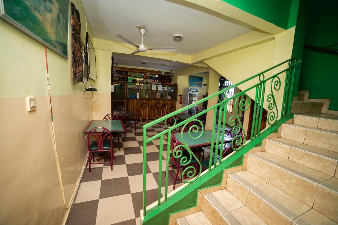 Bombay Hotel Accra Esterno foto