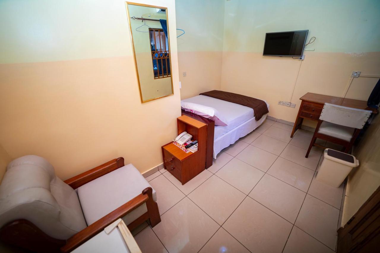 Bombay Hotel Accra Esterno foto