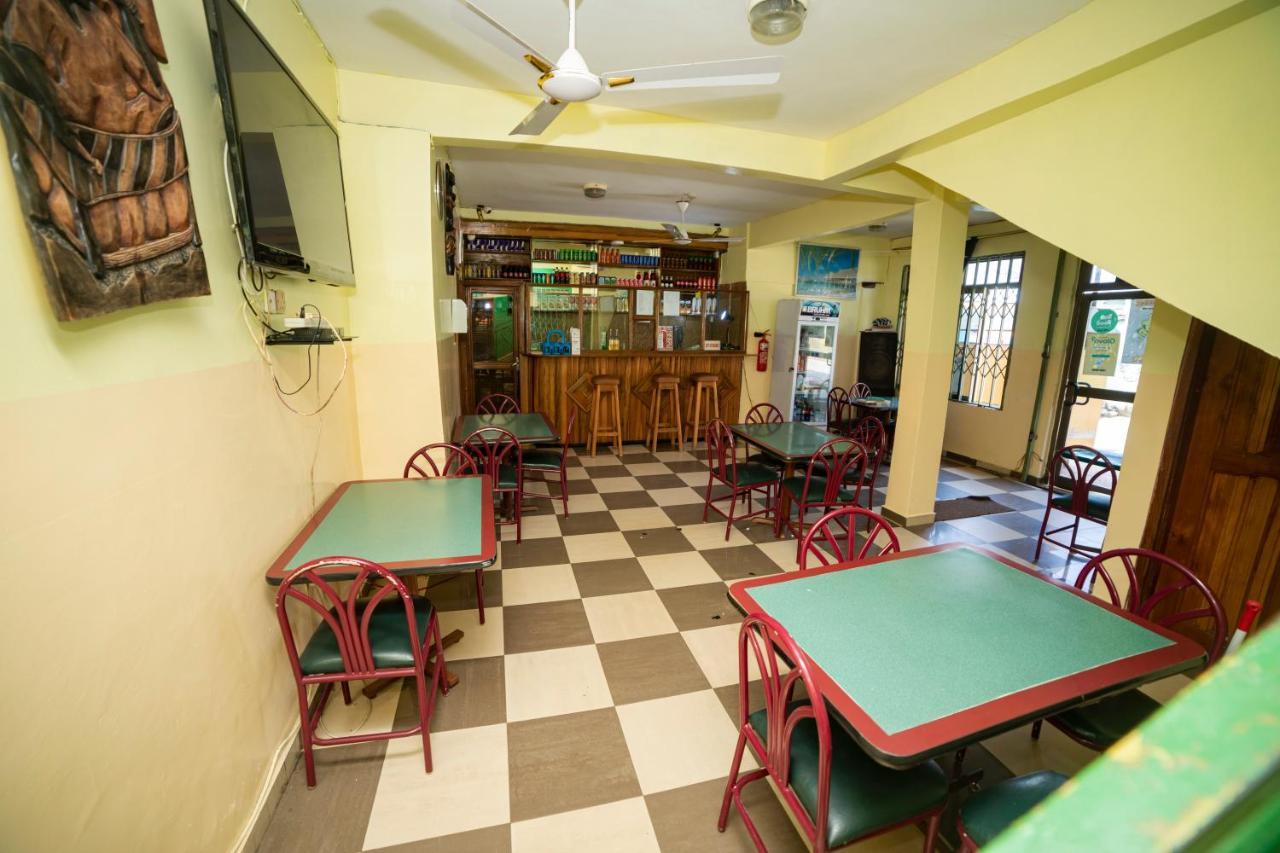 Bombay Hotel Accra Esterno foto