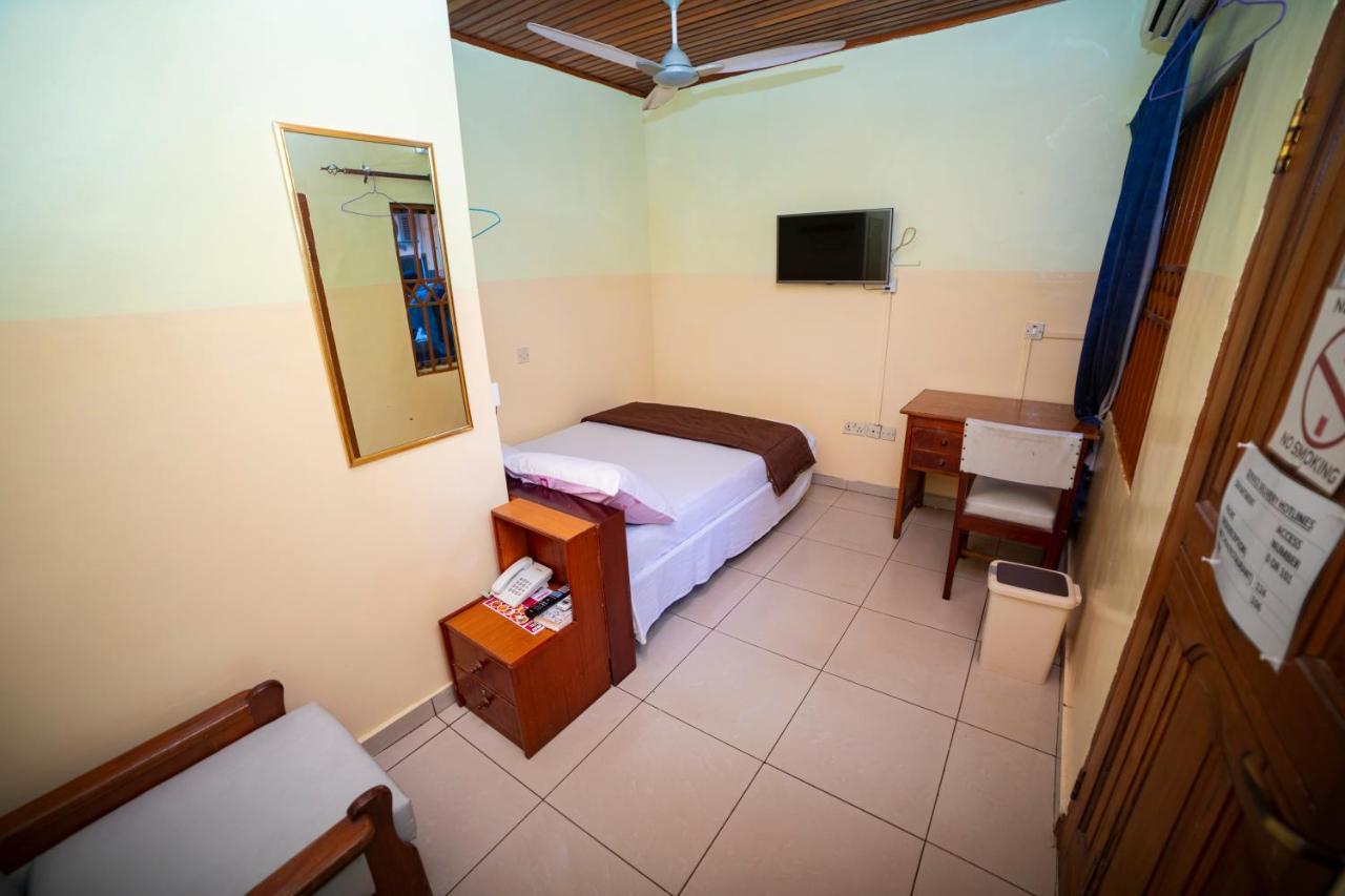 Bombay Hotel Accra Esterno foto